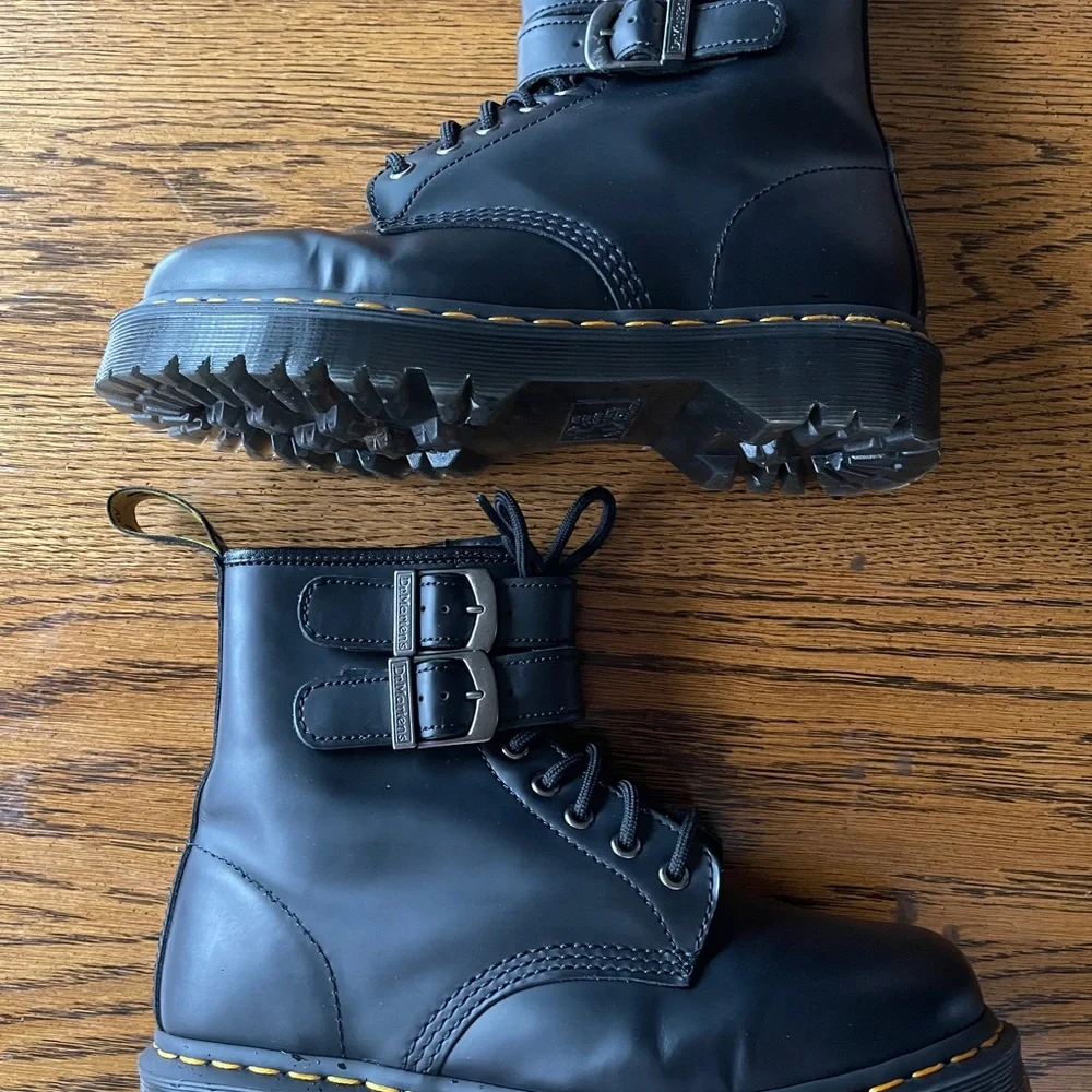 Doc Marten 1460 boots size 9 - Picture 3 of 4